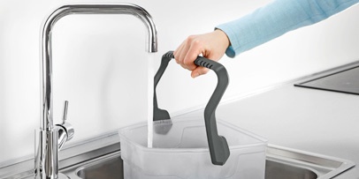 タンクに水を入れる