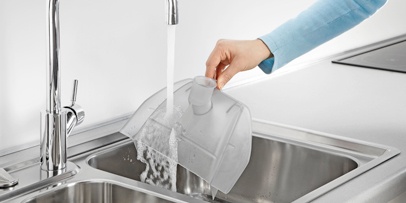 ゴミが溜まる水フィルターコンテナは水洗いできます
