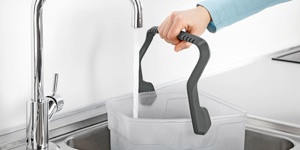 (1)水フィルターコンテナに水を入れます(約 1.5L〜1.7L)。