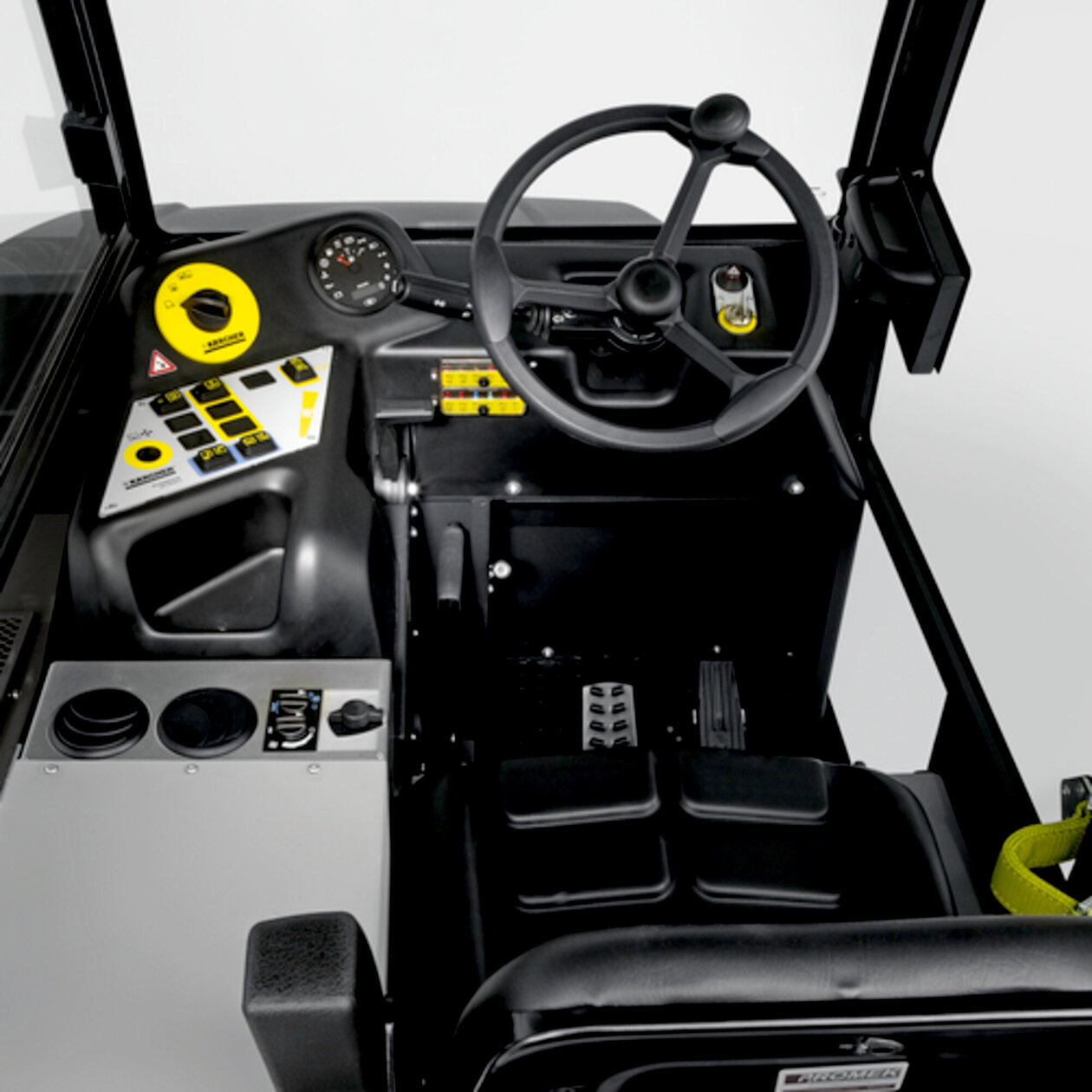 Vacuum sweeper KM 150/500 R D: Comfortable workspace