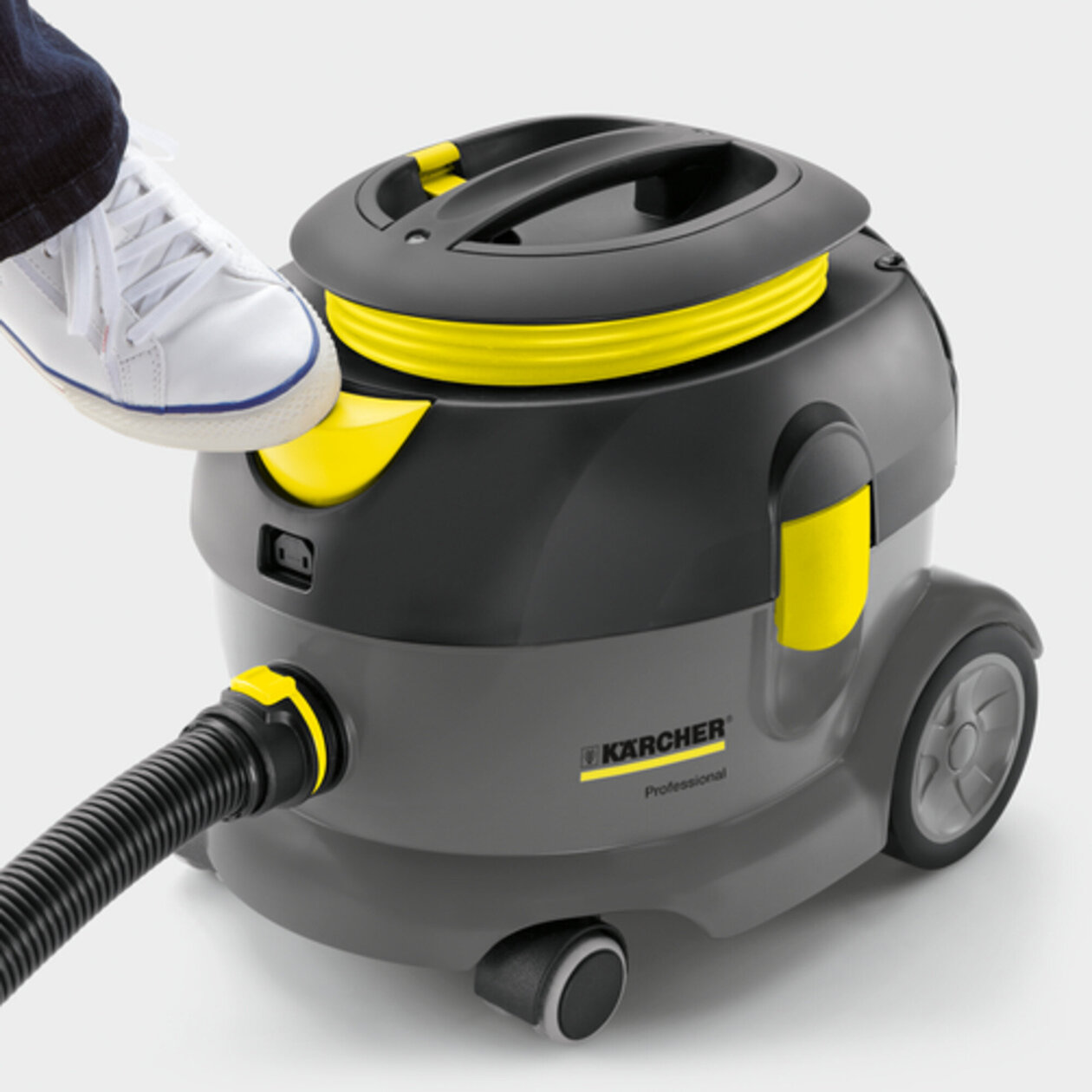 Dry vacuum cleaner T 12/1 400Hz: Foot switch for added convenience
