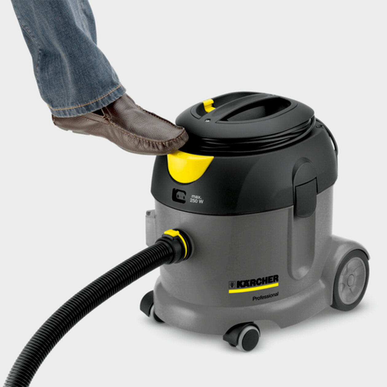 Dry vacuum cleaner T 17/1: Foot switch for added convenience