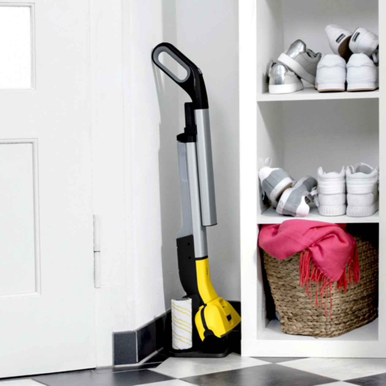 Hard floor cleaner FC 3d Cordless: Removable handle and parking station with roller storage