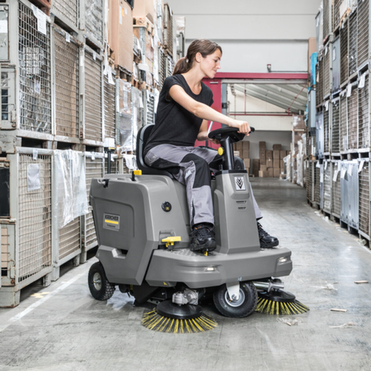 Vacuum sweeper KM 85/50 R Bp Pack: Clever ergonomics for high level of comfort at workplace
