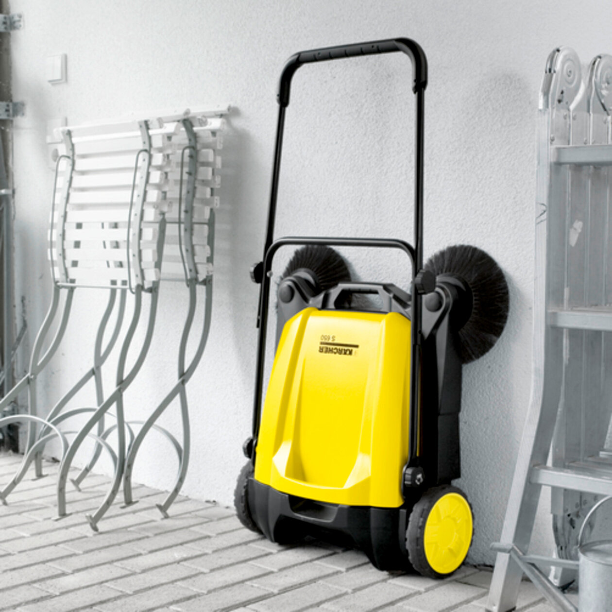 Push sweeper S 650: Space-saving storage