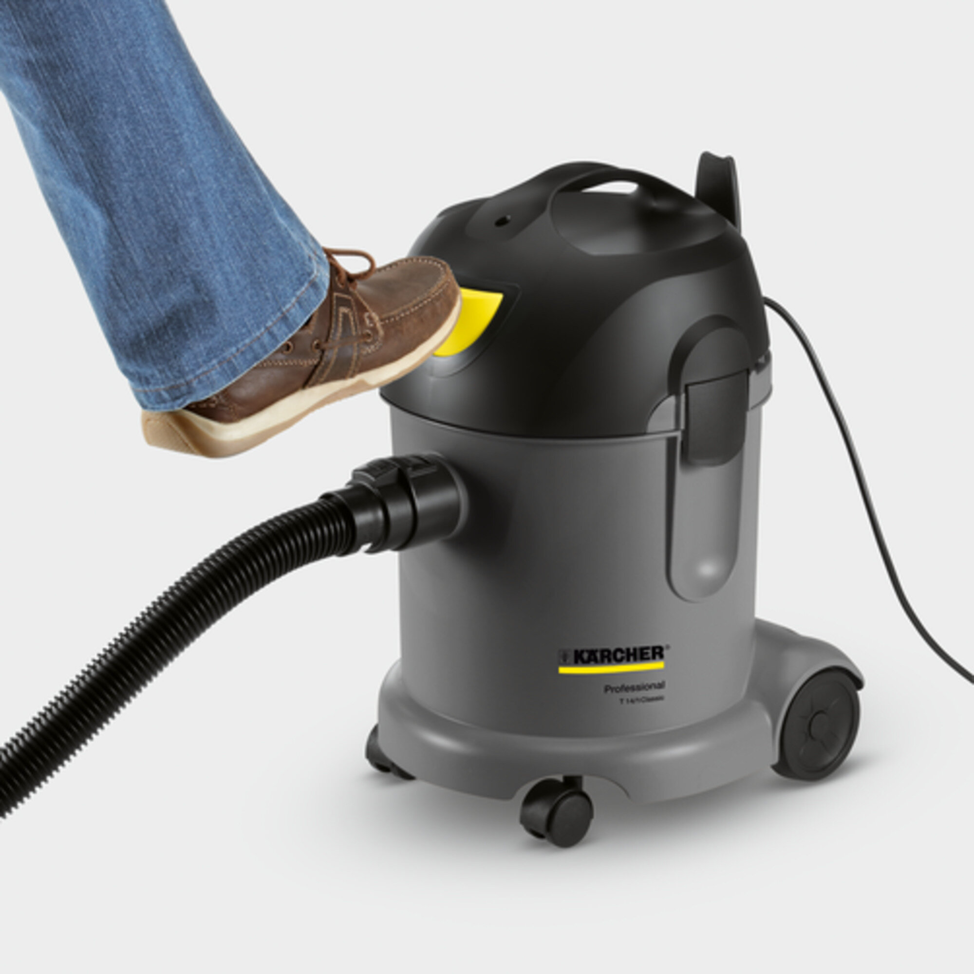 Dry vacuum cleaner T 14/1 Classic: Convenient foot switch