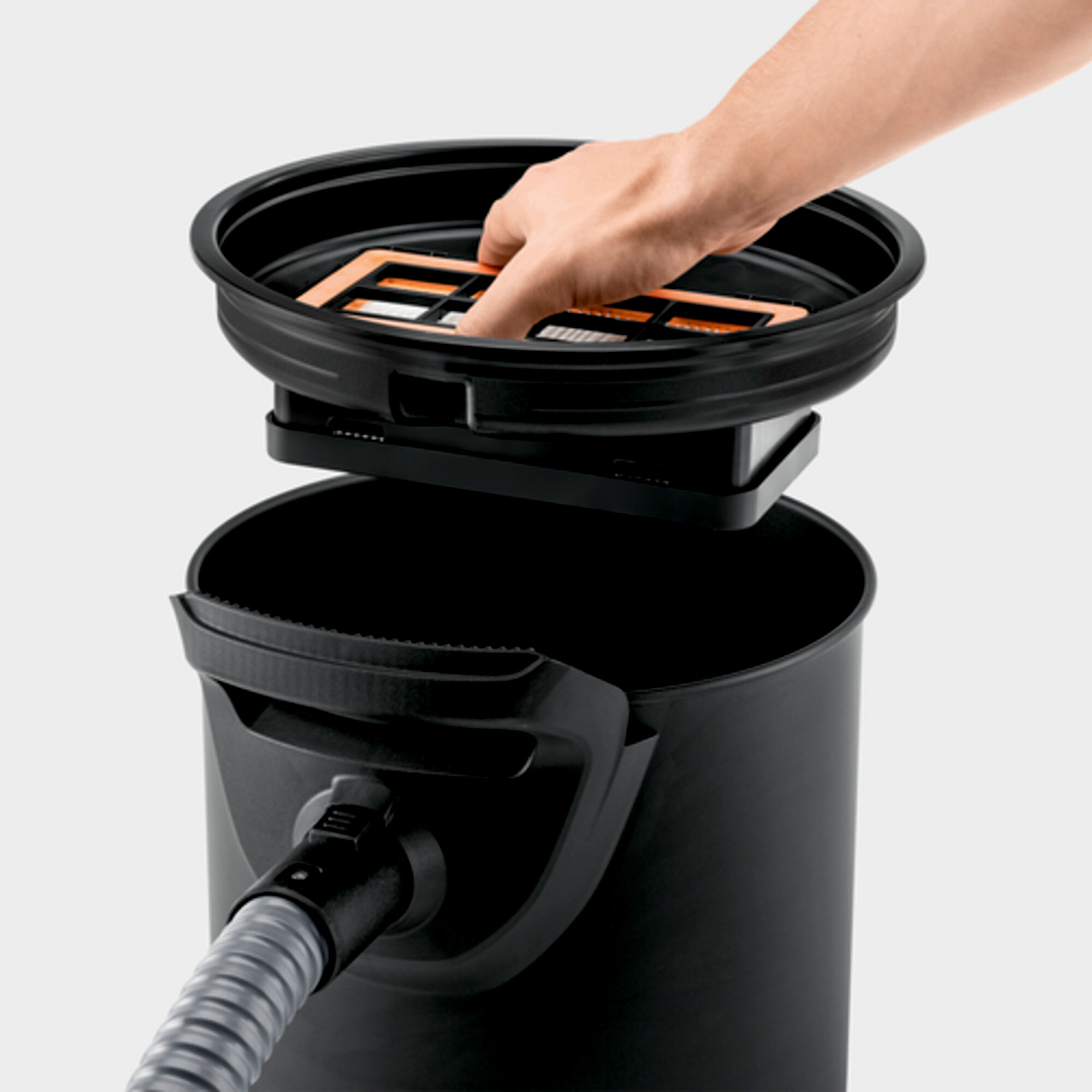 Ash and dry vacuum cleaner AD 2: Single-part filter system (flame-resistant) with robust flat pleated filter and metal coarse dirt filter