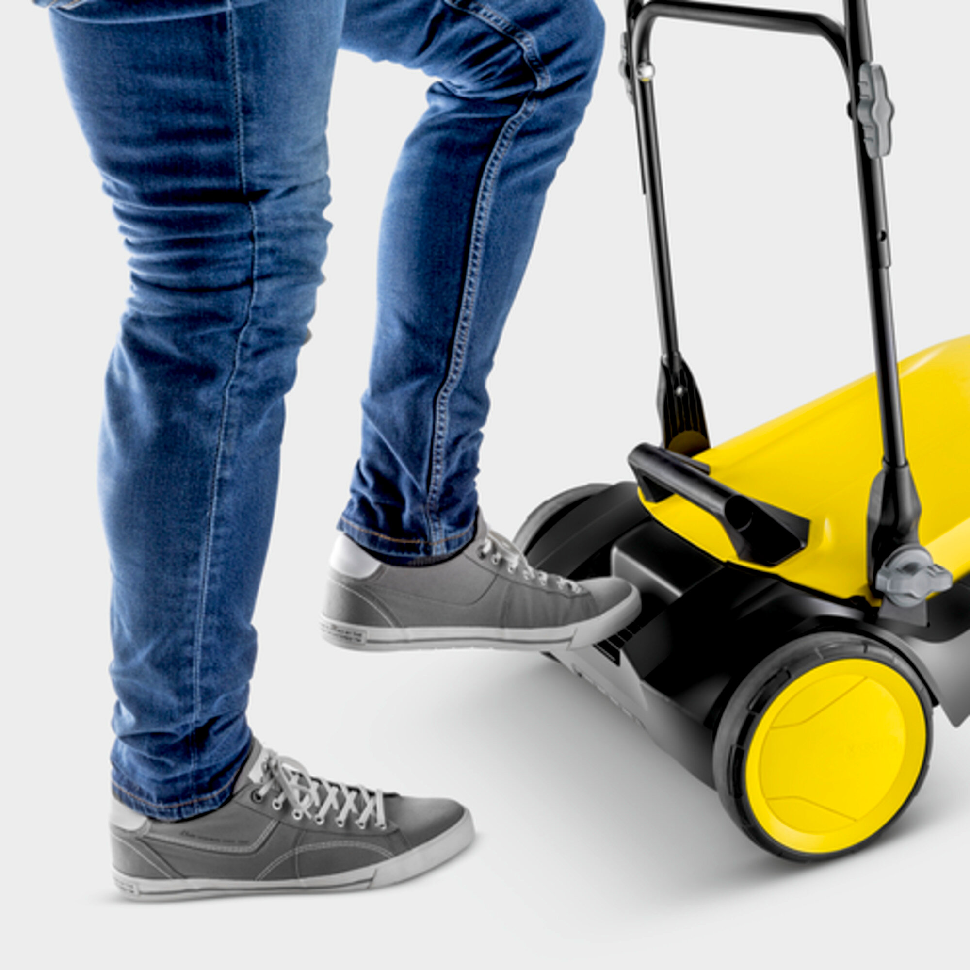 Push sweeper S 4 Twin: Comfortable Footplate