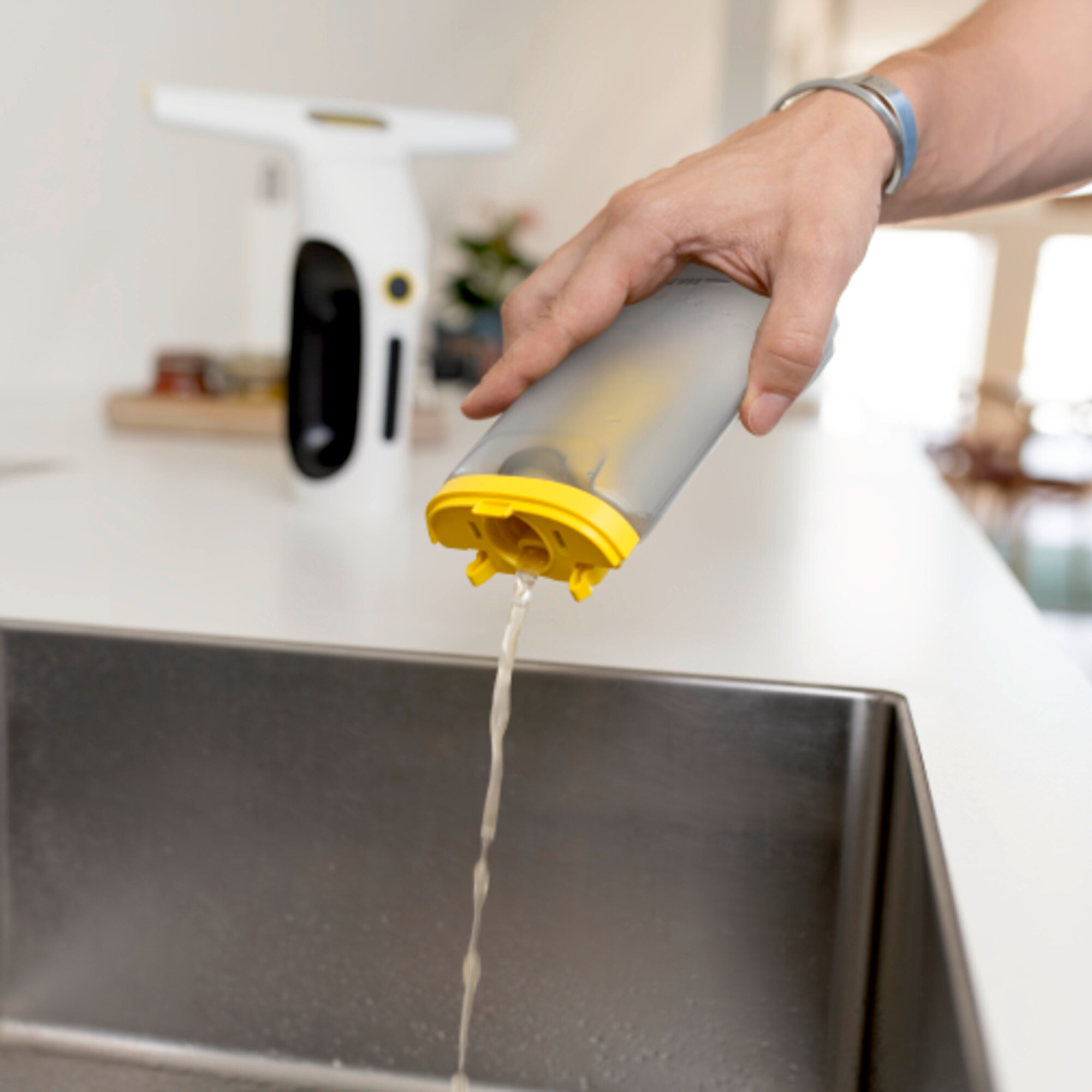 Langų valytuvas WV 2 Universal Care: Paprastas ir higieniškas nešvaraus vandens talpyklos ištuštinimas