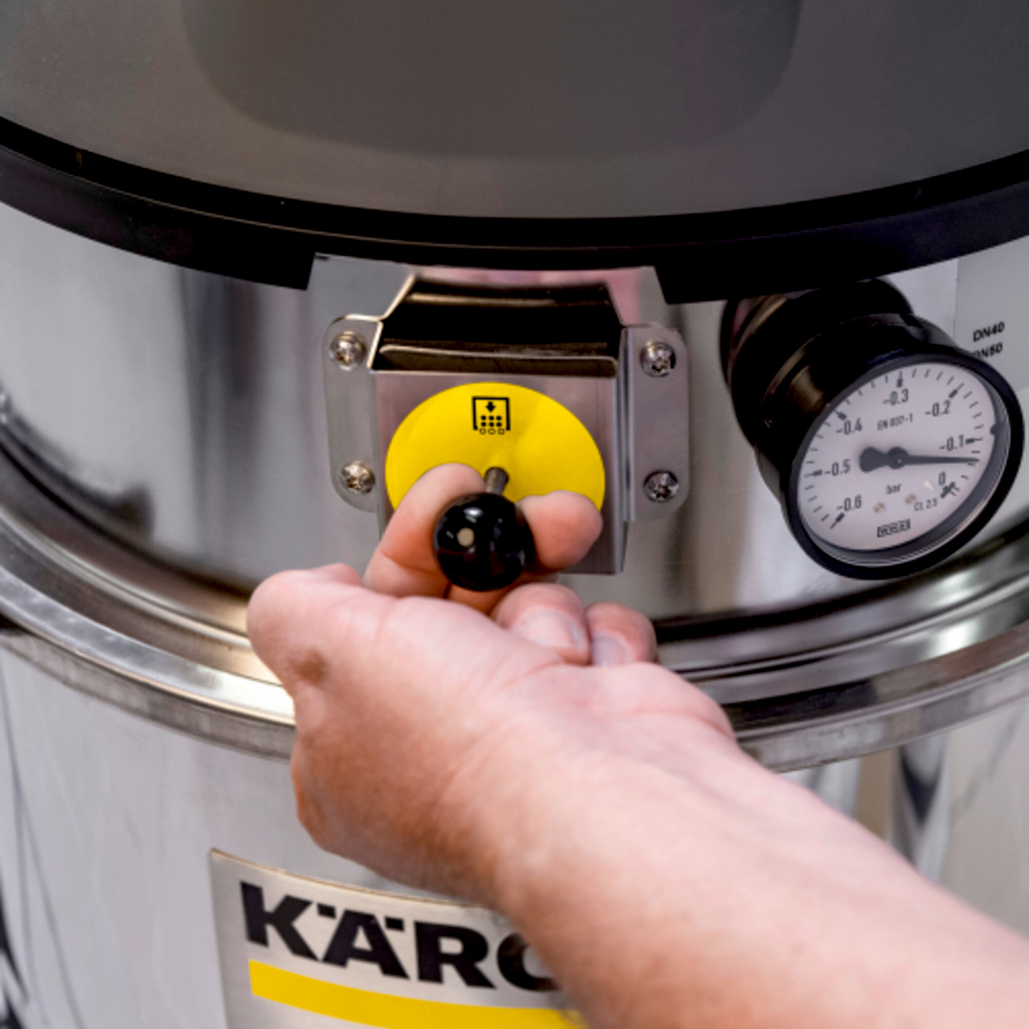 Industrial vacuum IVM 40/24-2 H ACD: Manual pull-and-clean filter cleaning