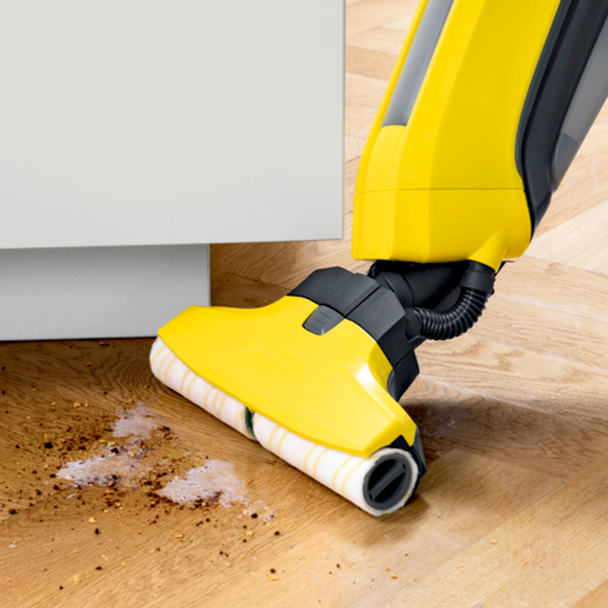 Hard floor cleaner FC 5 Cordless: Removes dust and spillages.