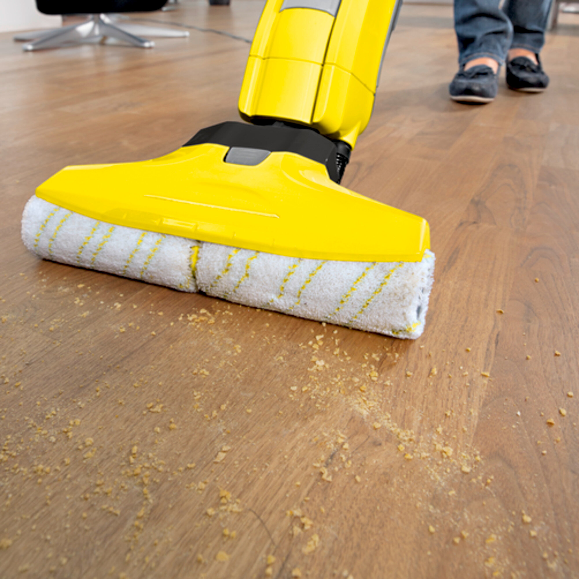 Hard floor cleaner FC 5: Removes dust and spillages.