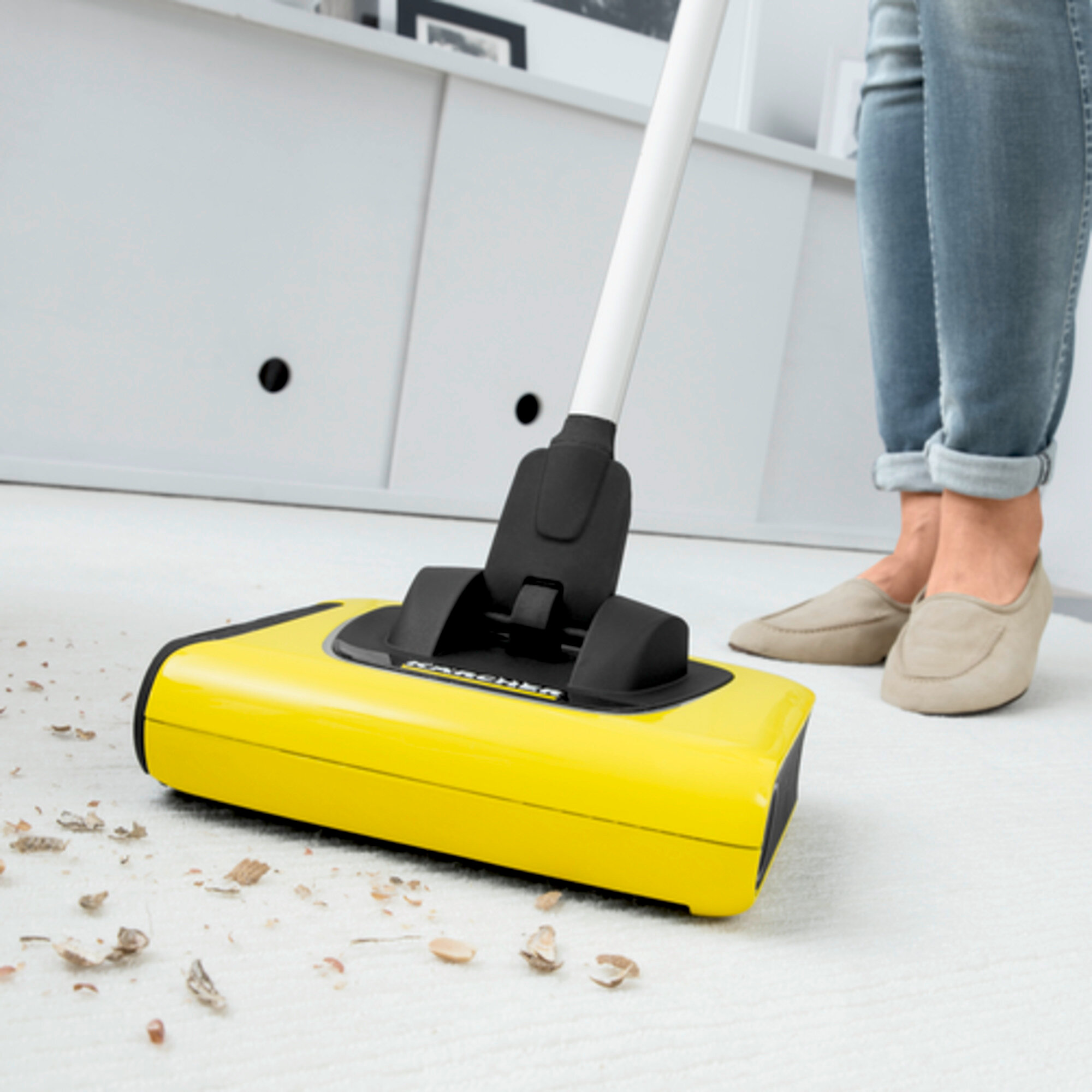 Cordless electric broom KB 5: Kärcher Adaptive Cleaning System