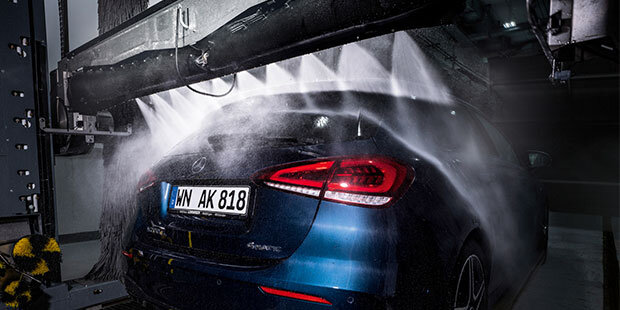 Lavage De Voiture Avec Karcher. L'homme Lave La Voiture Noire. Photo stock  - Image du soin, phare: 210131442