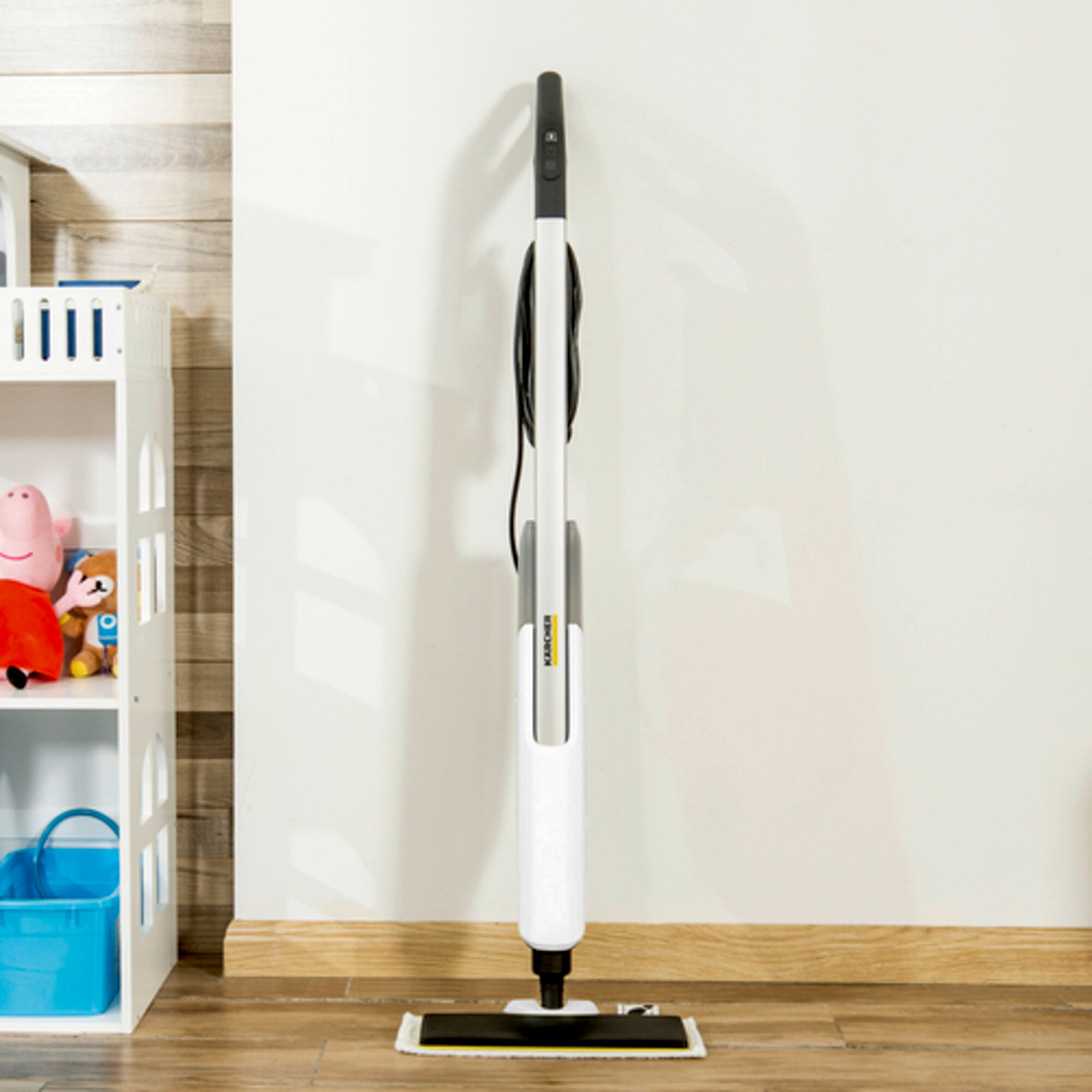 Steam mop SC 2 Upright: Slim line product design with integrated swivel joint