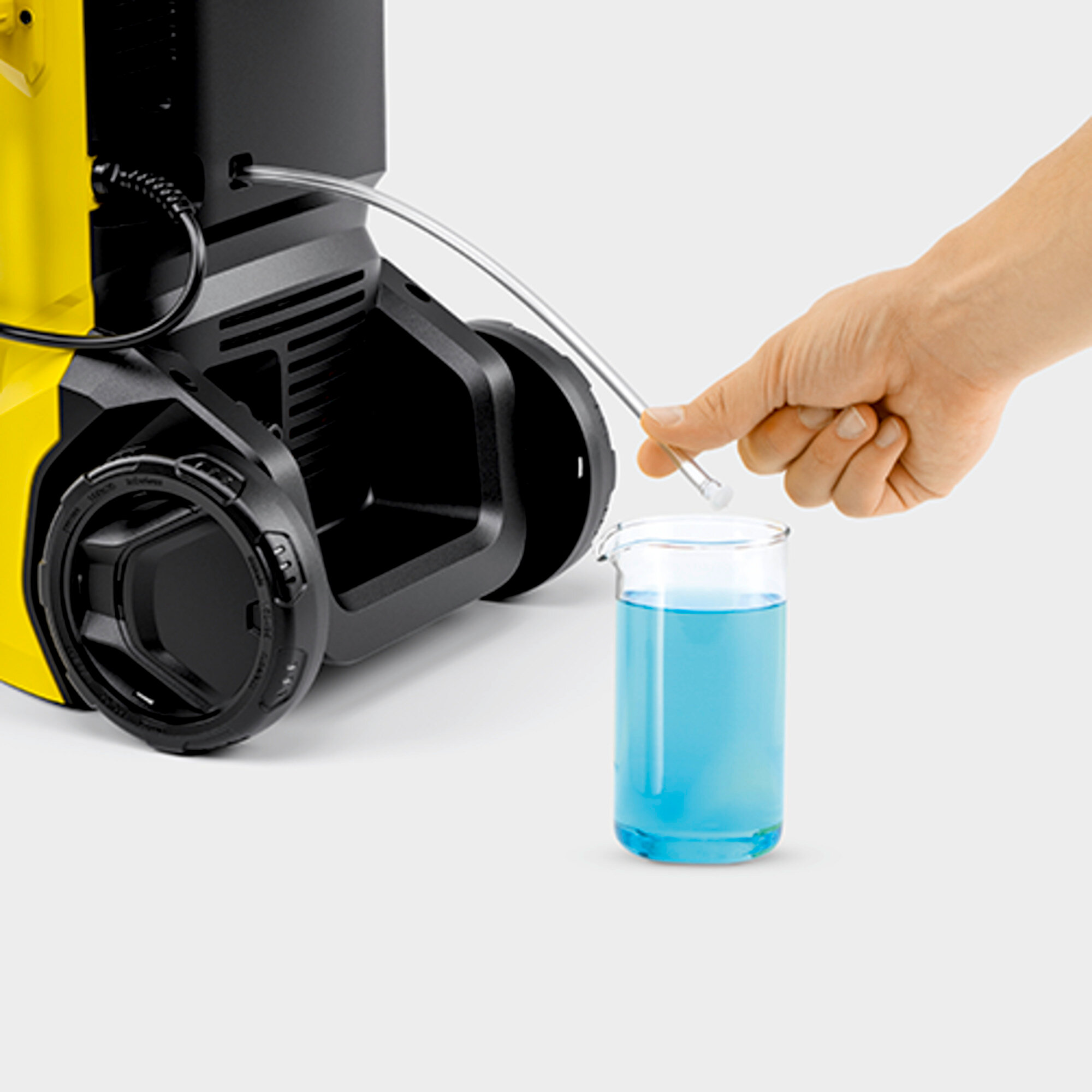 Hogedrukreiniger K 4 UM: Geïntegreerde aanzuigslang voor detergent
