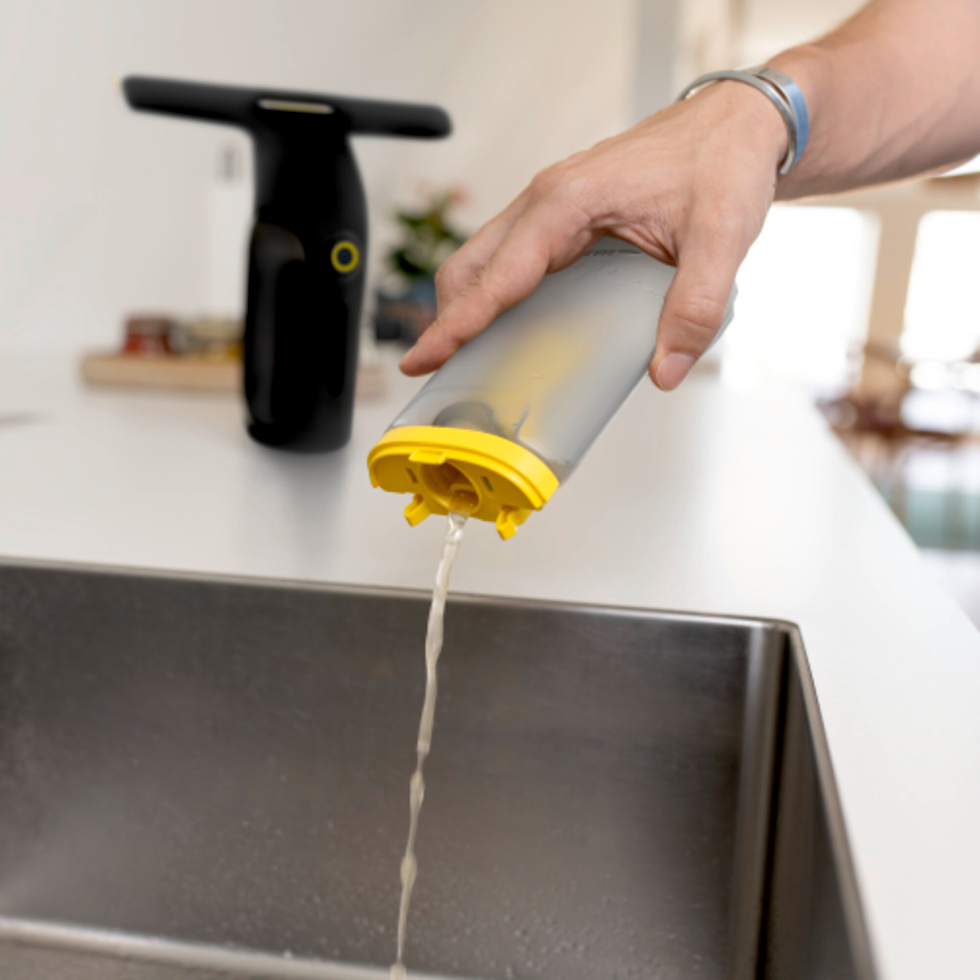 Aspirator geamuri WV 2 Universal Precision+ Black: Golire simplă și igienică a rezervorului