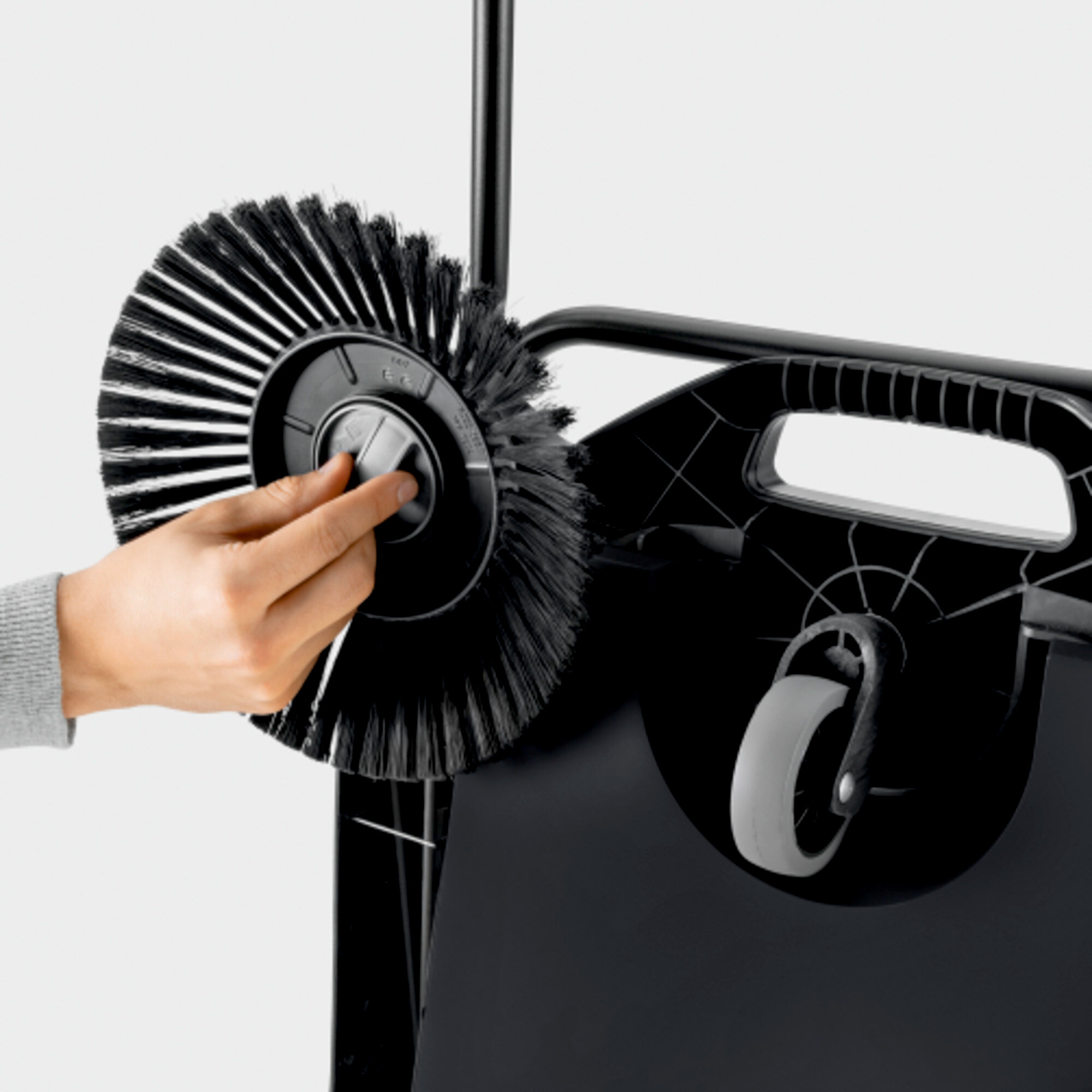 Handkehrmaschine S 4 Twin Go!Further: Praktische Verschlusskappe für Seitenbesen