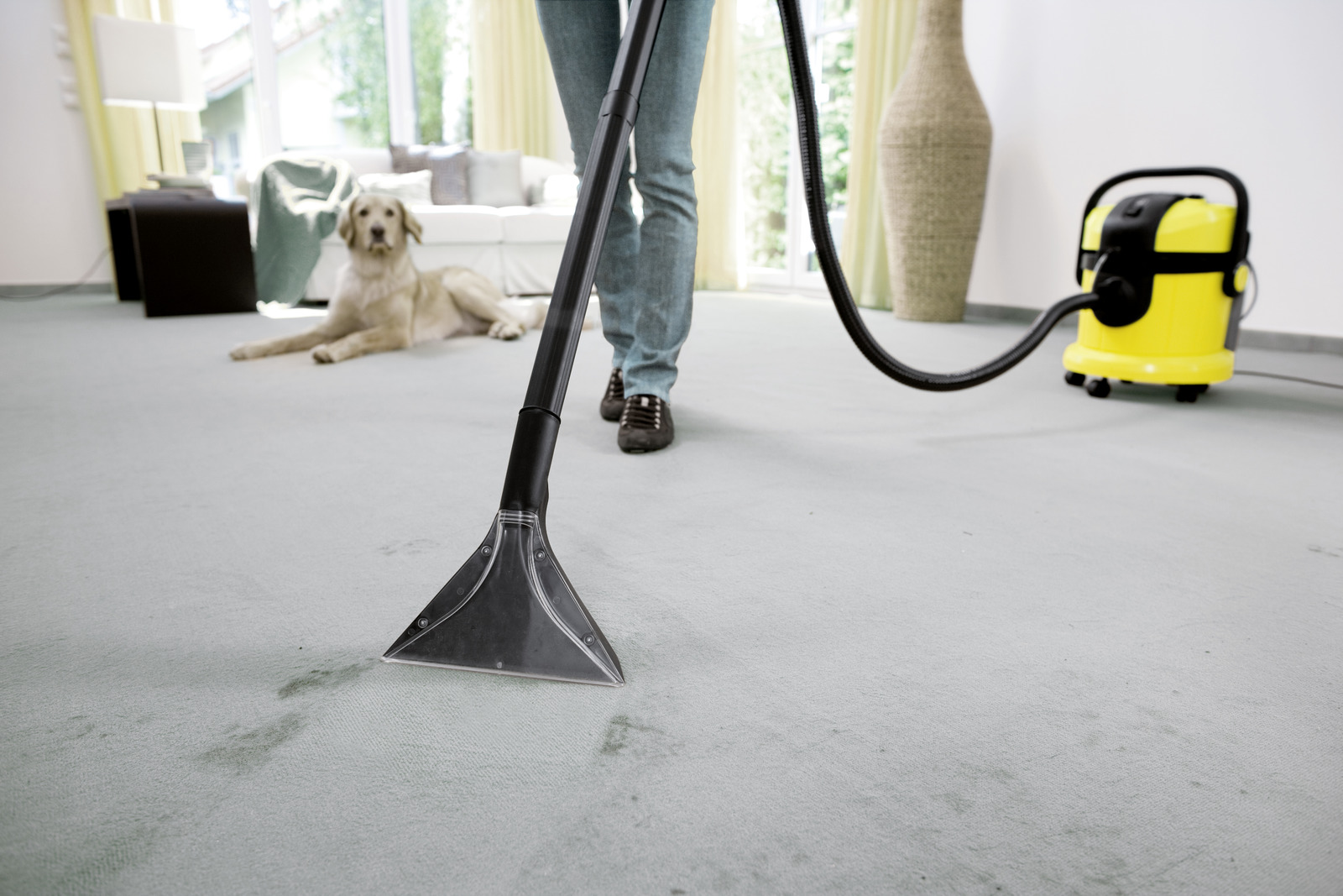 Efficiently Clean Textile Surfaces with Karcher SE 4001 and Puzzi