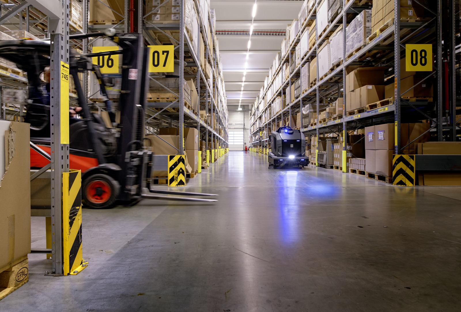 KIRA BD 200 Autonomous Floor Scrubber with Docking Station - Kärcher