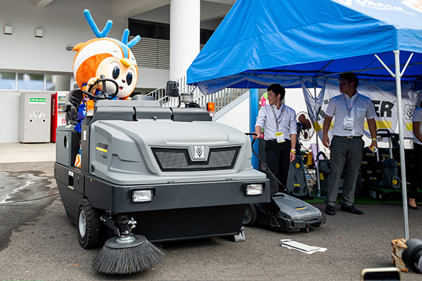 ケルヒャーブース 業務用搭乗式洗浄機の試乗・写真撮影会