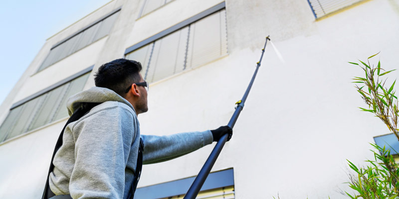 Profissional lavando piso de supermercado com equipamento