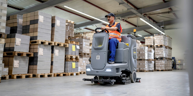 Profissional lavando piso de supermercado com equipamento