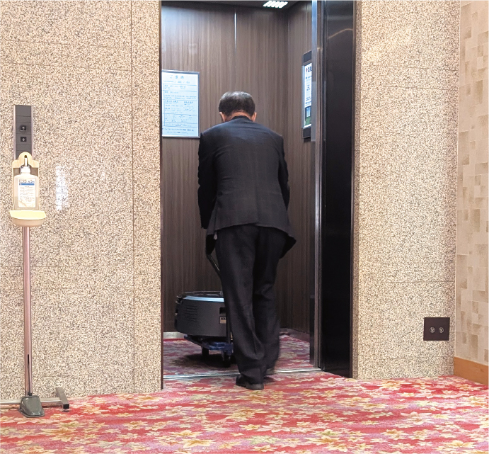 「KIRA CV 50」をエレベーターに乗せ、各階を清掃