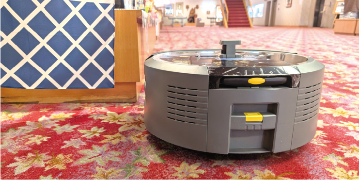 【写真1】什器や備品に沿って忠実に走行し、除塵していく