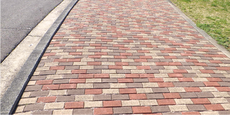 【定点記録2】2022年4月施工前。前回施工から6カ月が経過しているが、目地の草は枯れたままだ。