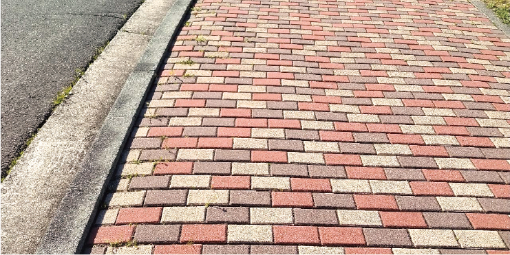 【定点記録3】2024年4月施工前。目地から草は生えておらず、明らかに草が減っている。除草と同時に、温水でブロックも洗われているせいか、より美しく見える。