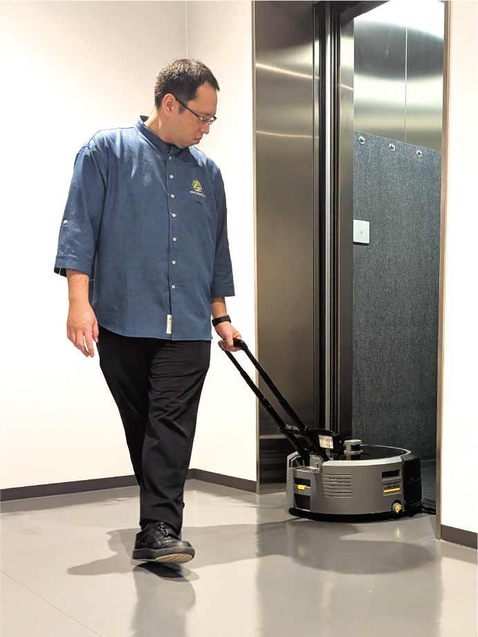 専用の運搬用ハンドルで移動することができ、エレベーターにも載せられるサイズ感、重量であるため、フロア移動も容易に行える