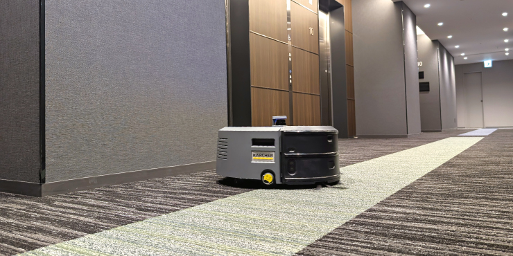 エレベーターホールの重歩行エリアもきちんと除塵することができ、サイドブラシによって隅の汚れも逃さない