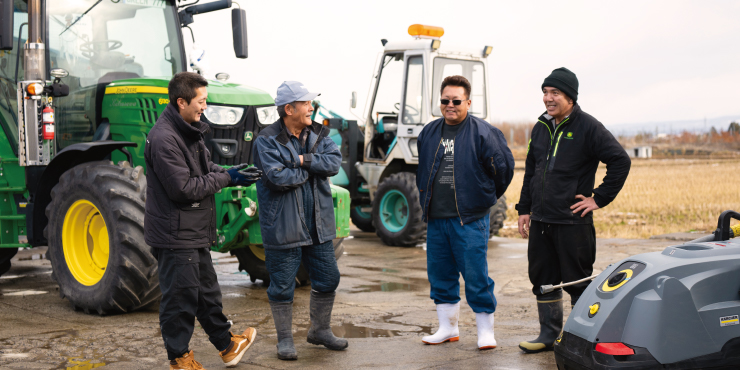 家族・親戚5人で農業に取り組む椛沢組。稲作の他、ハウスで野菜やシャインマスカットも育て、農閑期には除雪作業も請け負う