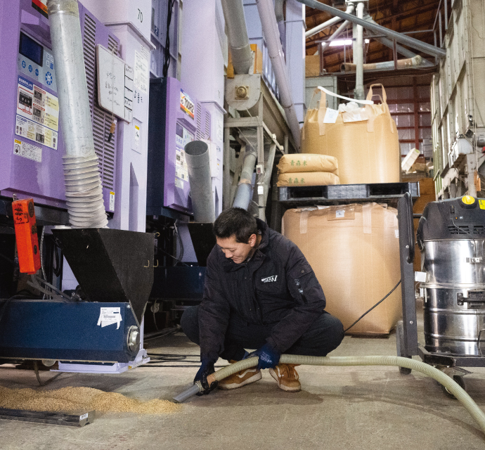 左に見えるのが穀物乾燥機。使用後はもちろん、乾燥させる米の品種を変える時にも清掃が必要だ