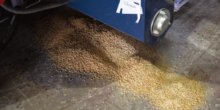 穀物乾燥機の底板を外すと、大量の籾の残留物が出てくる
