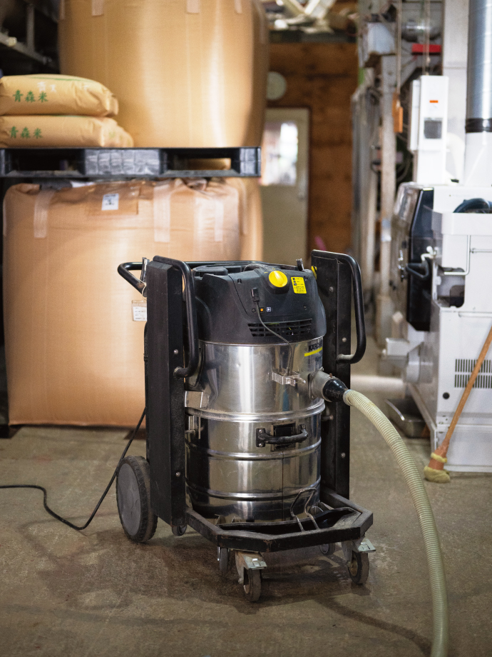 精米所の大量の籾の清掃には、産業用掃除機（IVC 60/24-2 Tact2）が威力を発揮する