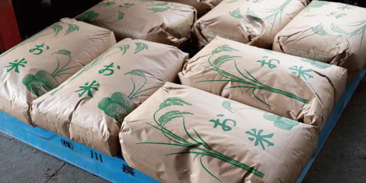 出荷を待つ米。椛沢組では、米の販売まで手掛けている