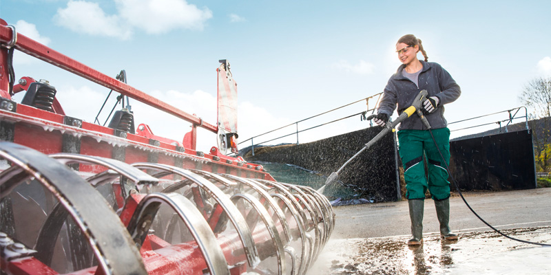 Profissional lavando carro com lavadora de alta pressão profissional