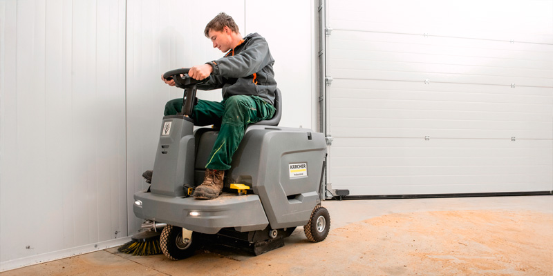 Profissional lavando carro com lavadora de alta pressão profissional