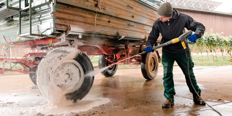 Homem realizando limpeza de veículo de transporte de animais e grãos