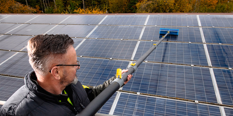 Profissional limpando placas solares no agronegócio