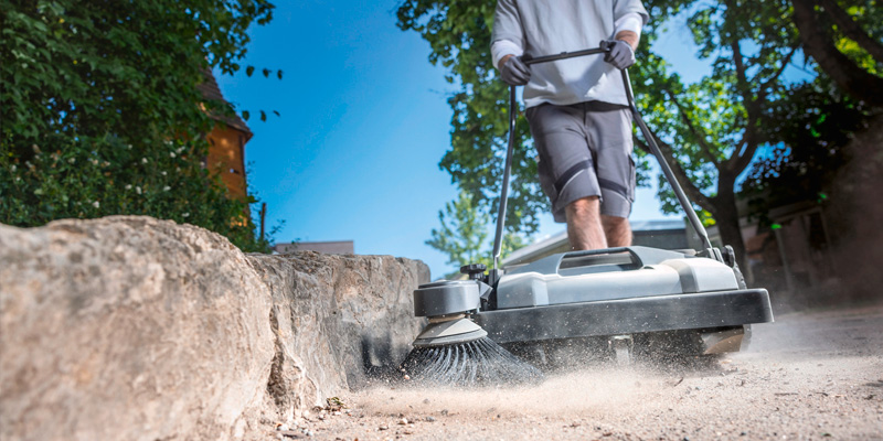Profissional de limpeza fazendo manutenção externa na fazenda