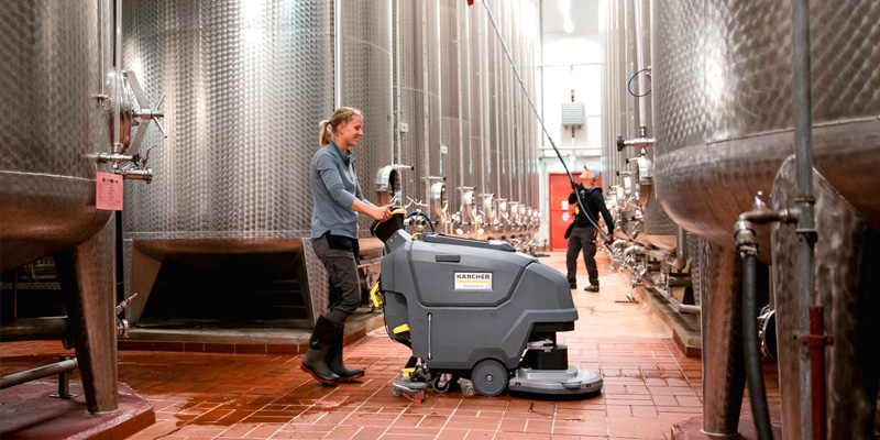 Profissionais realizando limpeza de fábrica de bebidas e vinhos
