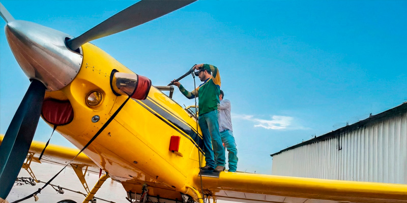 Lavagem de avião agrícola com lavadora de alta pressão