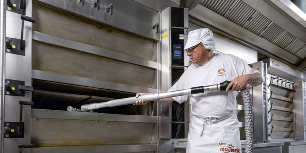 Profissional realizando aspiração de pó e resíduos na indústria alimentícia
