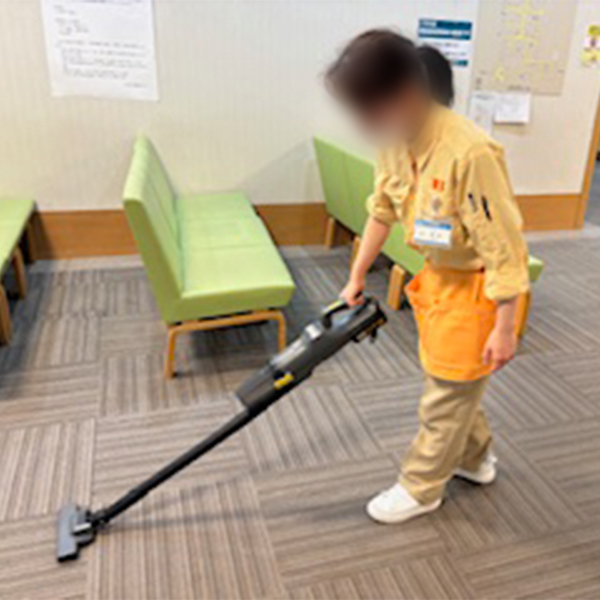医療施設の待合ロビー清掃