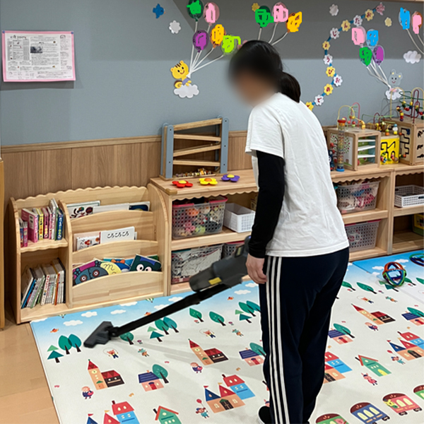 子供たちが絵本を楽しむマットレスの清掃