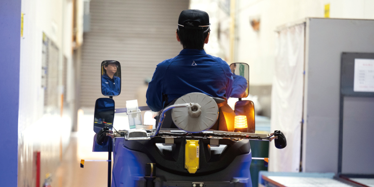 サイドミラーやバックミラー、回転灯など様々な装備も独自で付け、工夫が凝らされたB 150 R Bp。社員の愛着も感じられてくる1台だ