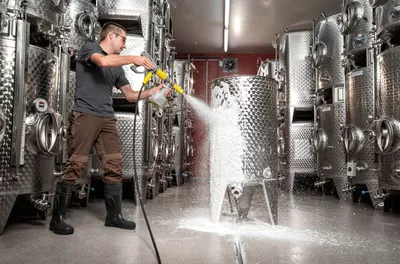Cleaning with Kärcher hot water high-pressure cleaner